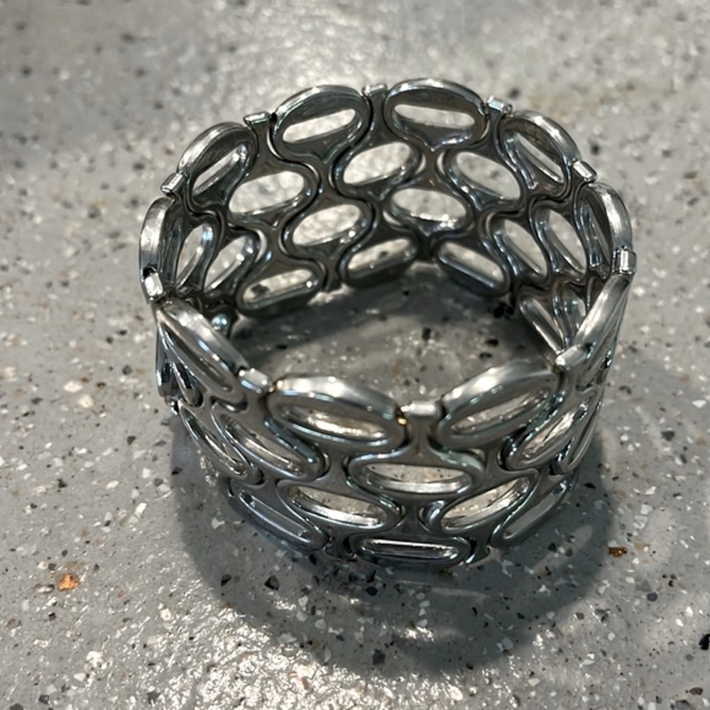 FREE PEOPLE WIDE STRETCHY METAL SILVER TONE BANGLE CUFF BRACELET